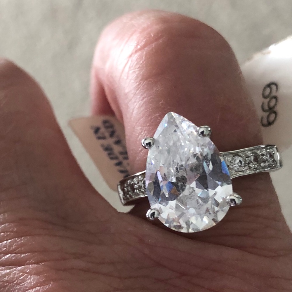 Beautiful Lia Sophia Ring Size 6